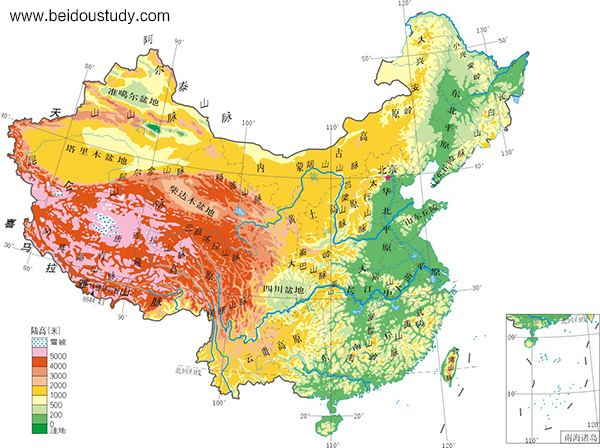 教师展示"中国地形图"中国气候类型图"中国农作物分布图"等地理